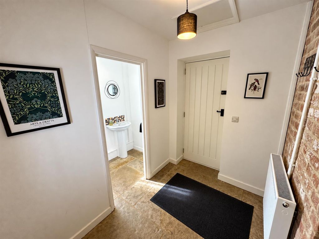 Property photo 3 of 36 Entrance Hall (1/2)