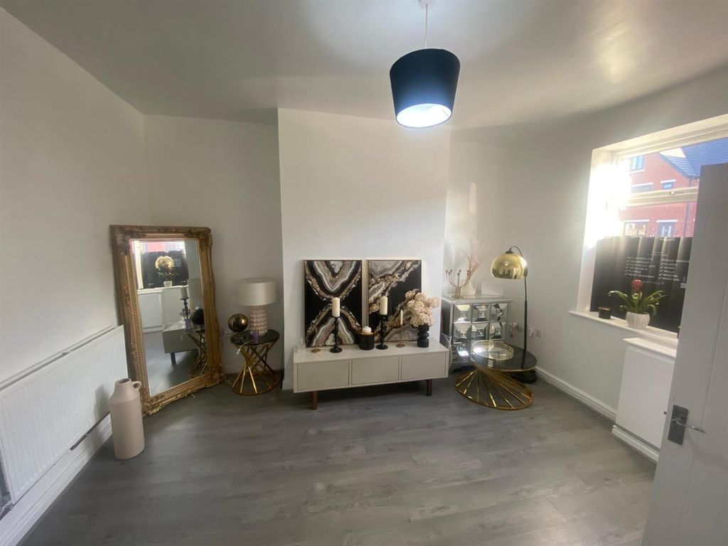 Property photo 3 of 10 Lounge