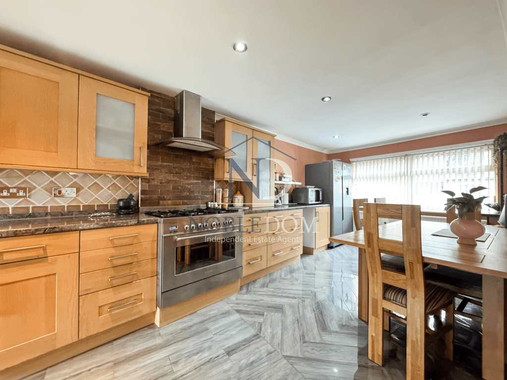 Property photo 1 of 17 Four Bedroom Detached House In Isleworth