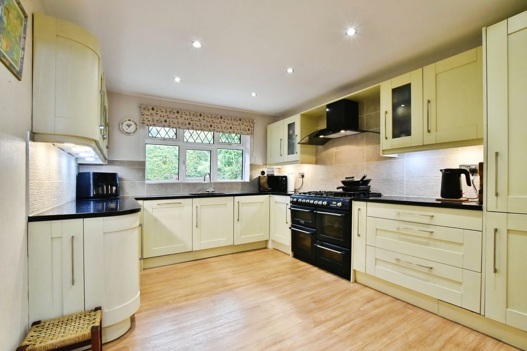 Property photo 3 of 20 Kitchen