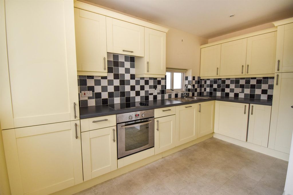 Property photo 3 of 8 Kitchen