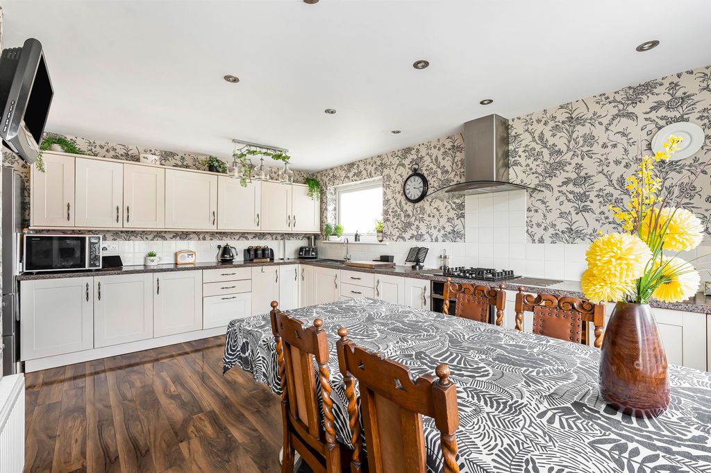 Property photo 2 of 26