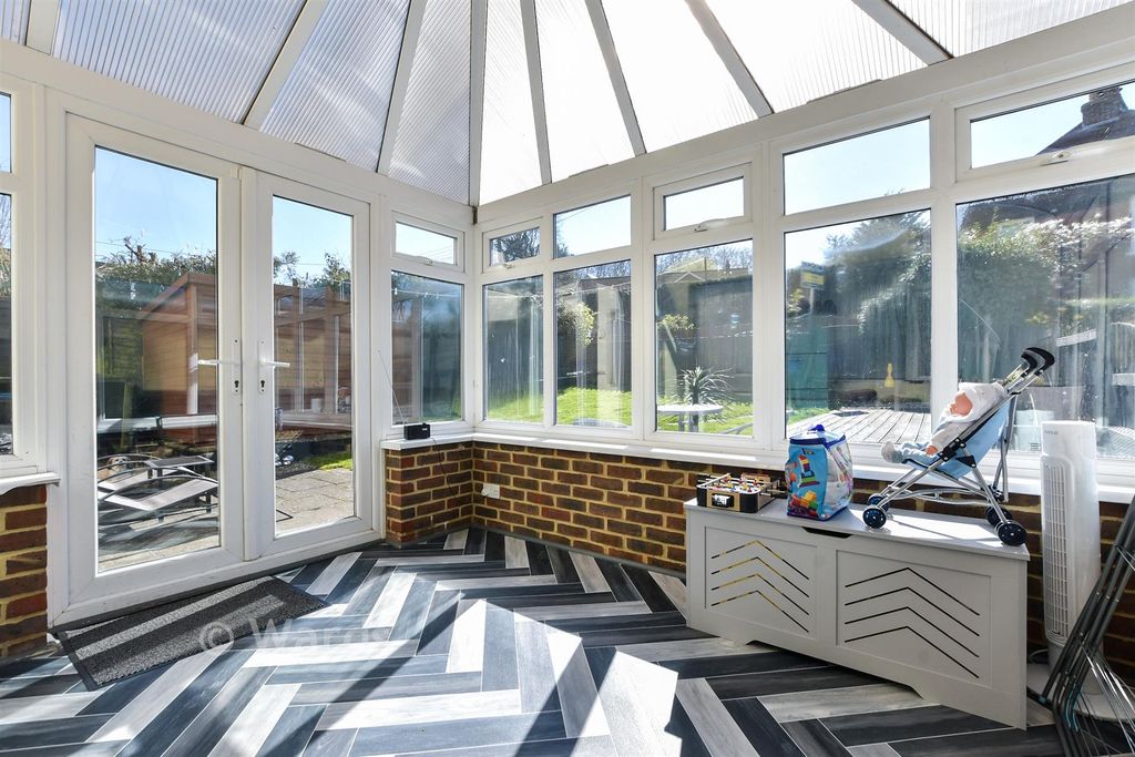 Property photo 3 of 11 Conservatory