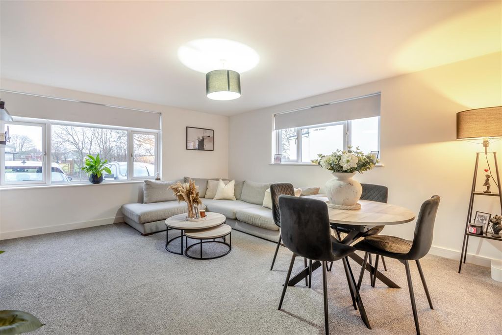 Property photo 3 of 12 8674495-Interior09.Jpg