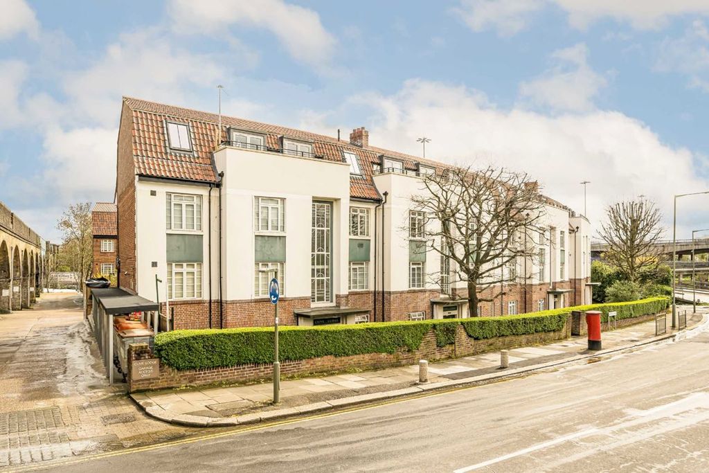 Property photo 1 of 2