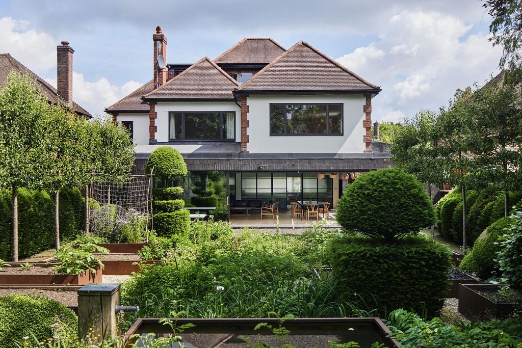 Property photo 2 of 33