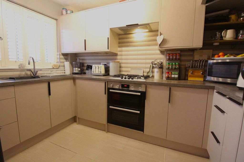 Property photo 3 of 16 Kitchen