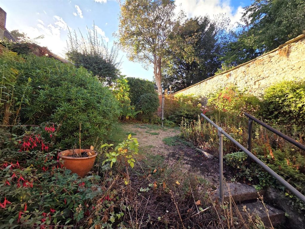 Property photo 2 of 18 5 Mh - Garden.Jpg