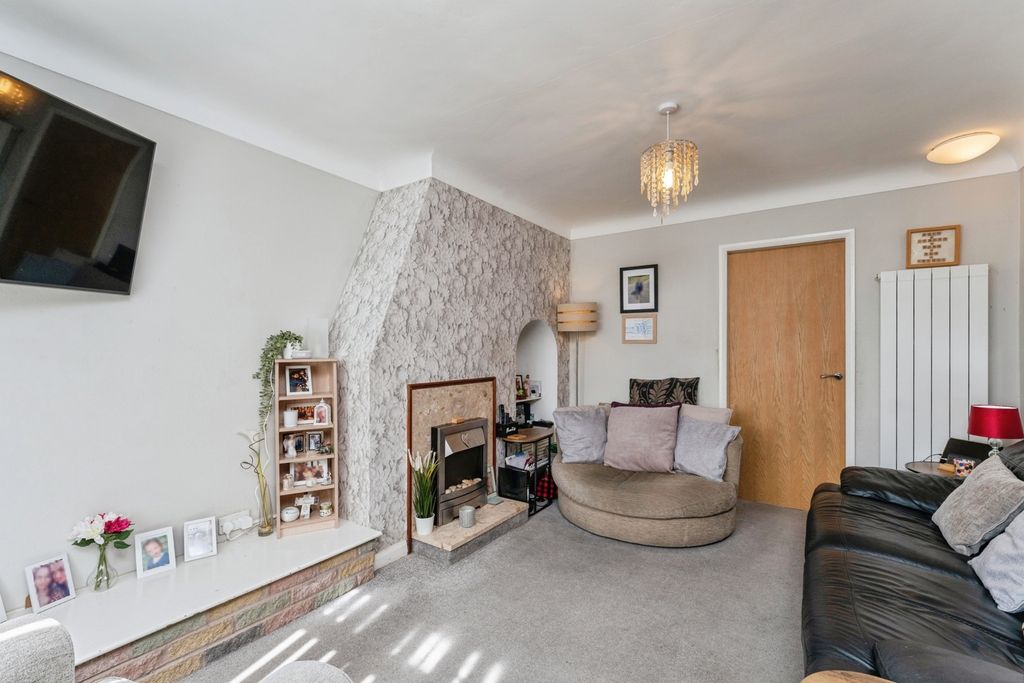 Property photo 3 of 21 Lounge