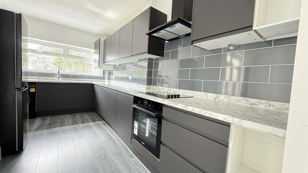 Property photo 2 of 19 Kitchen/Lounge