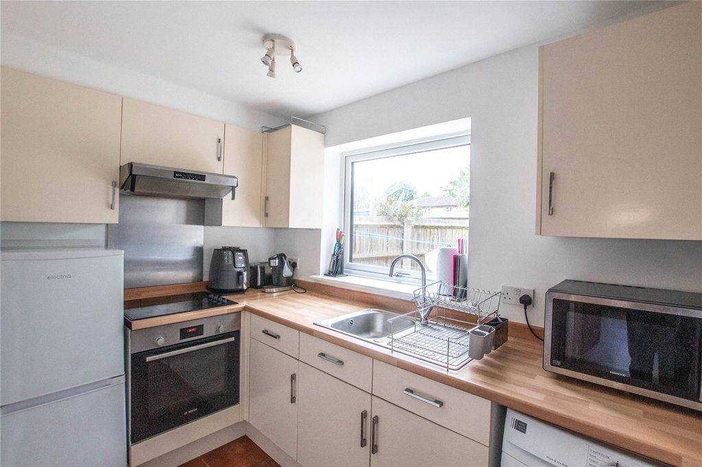 Property photo 2 of 16 Kitchen.