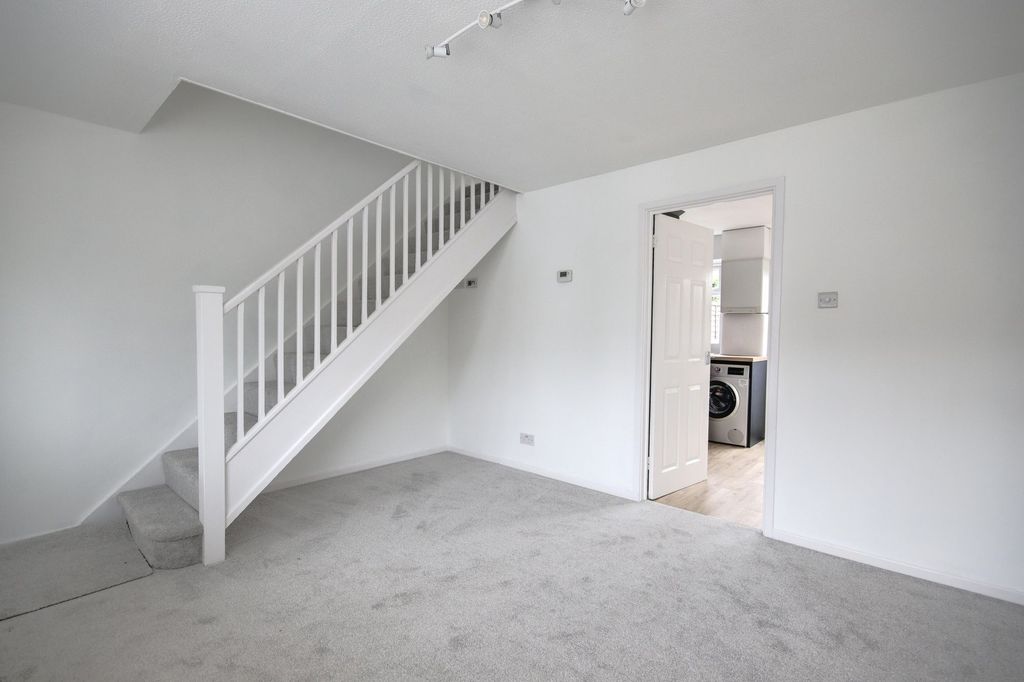 Property photo 1 of 16 Living 1