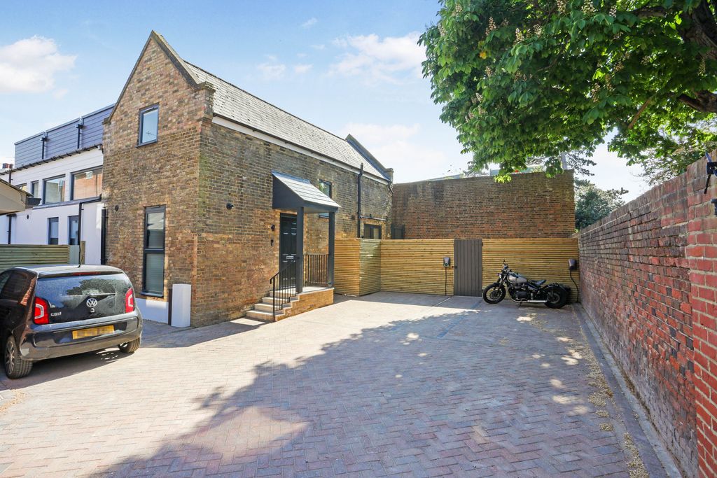 Property photo 1 of 30