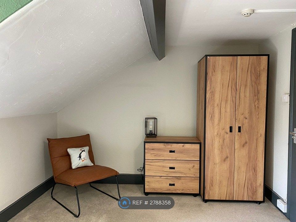 Property photo 1 of 17 Room 5