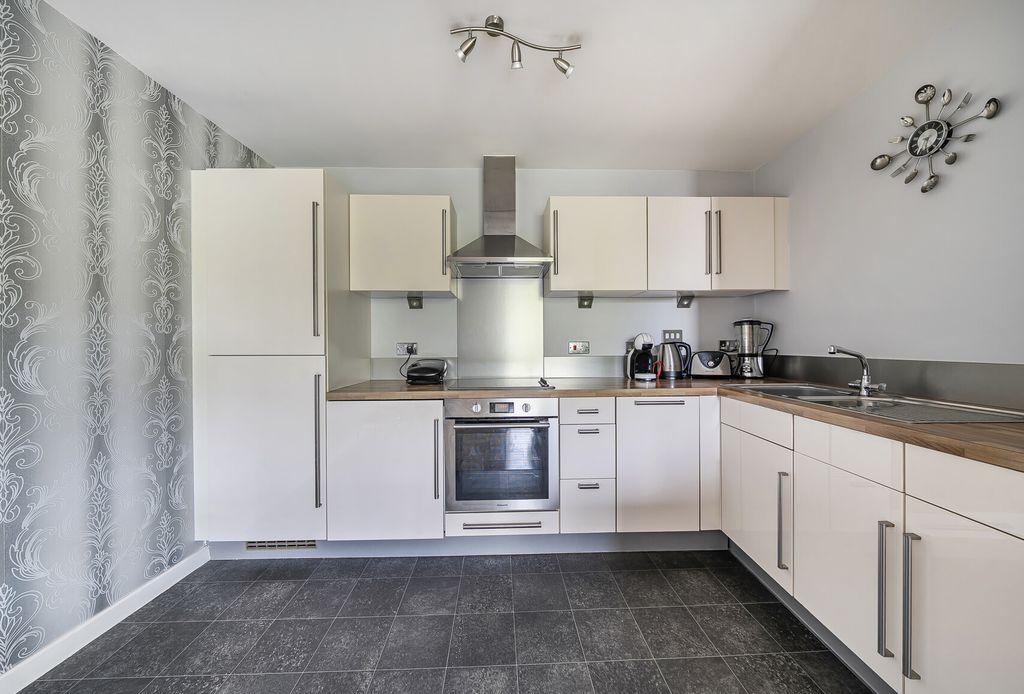 Property photo 3 of 11 1346008-8-68B98cd...