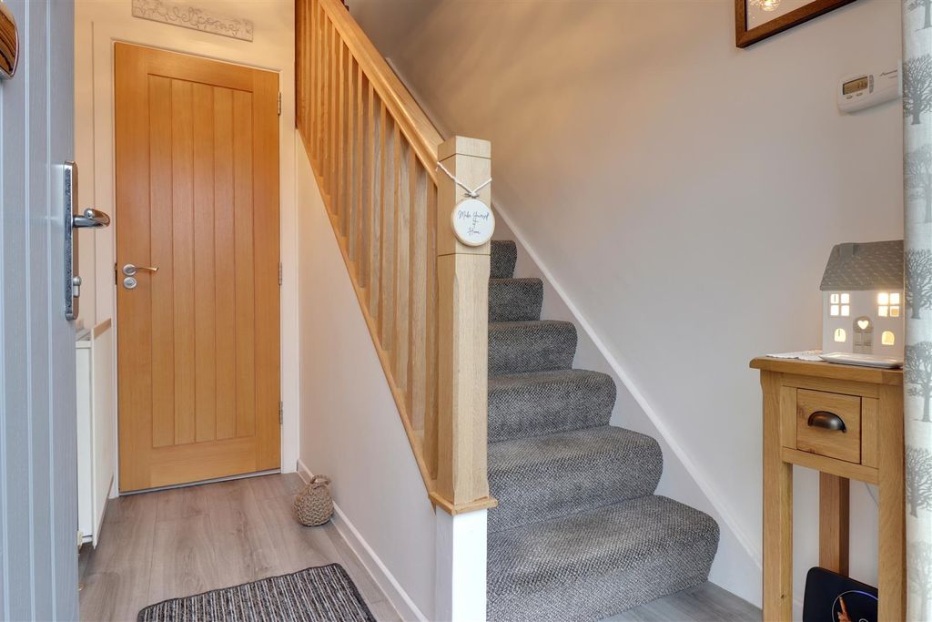 Property photo 2 of 20 Entrance Hall