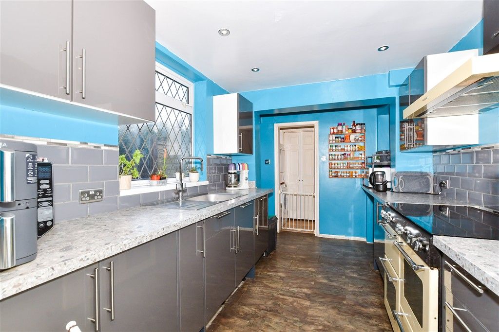 Property photo 3 of 10 Kitchen