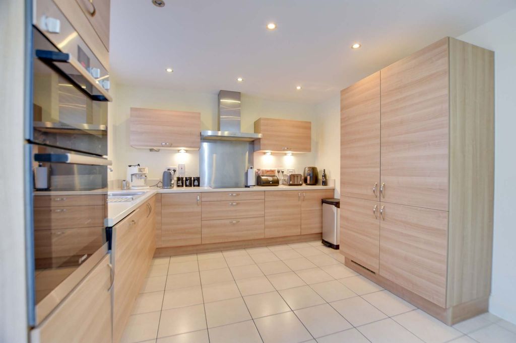 Property photo 3 of 20