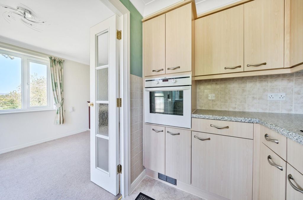 Property photo 3 of 11 Kitchen