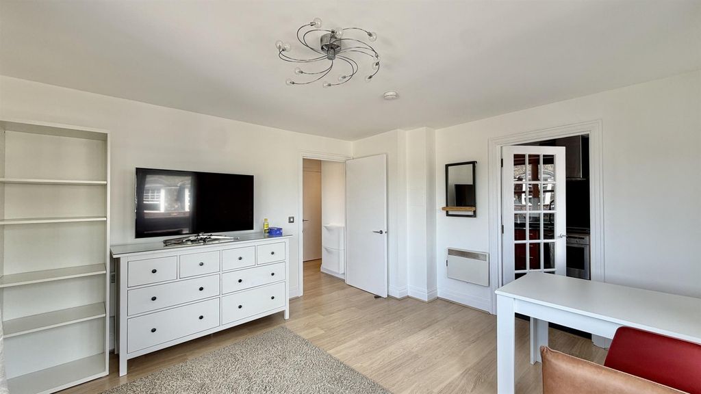 Property photo 3 of 13 David Sq, E14 For Rent By Barrain London Estate Ag