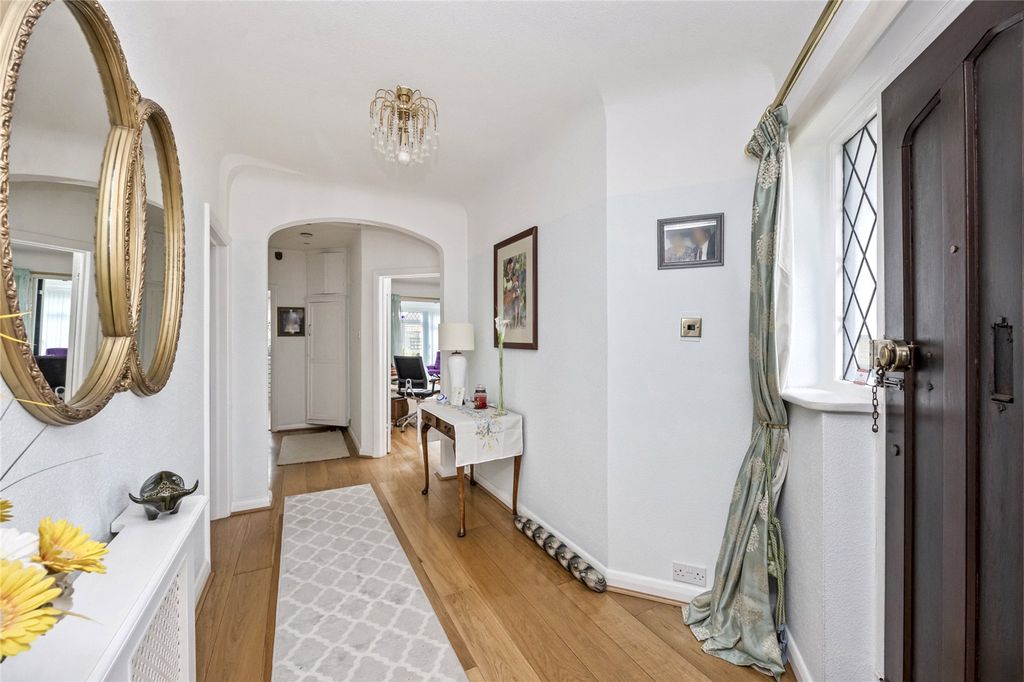 Property photo 2 of 17 Entrance Hall