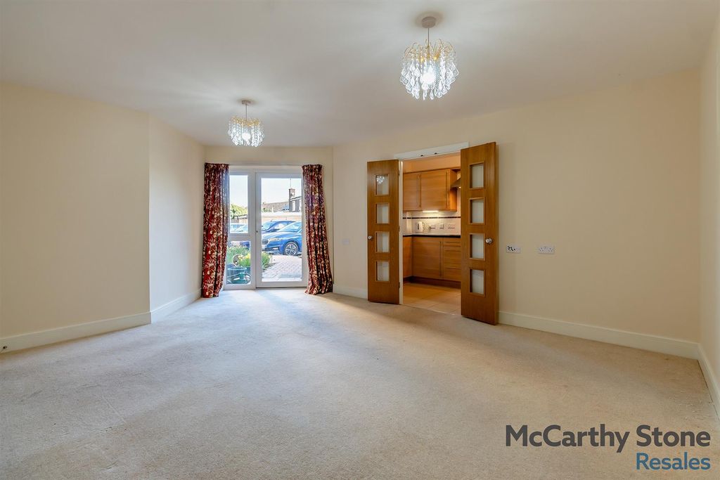 Property photo 2 of 23 8682981-Interior10-800.Jpg