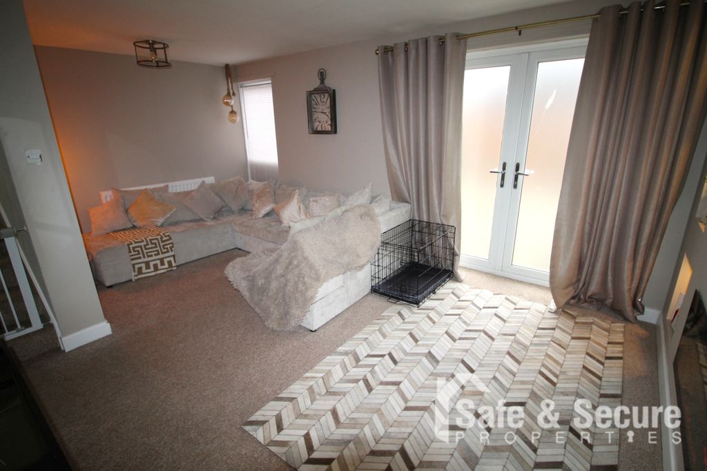 Property photo 3 of 14 Living Room