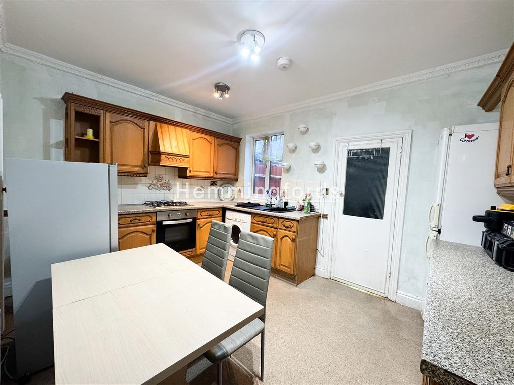 Property photo 3 of 10 Loreen-09.Jpg