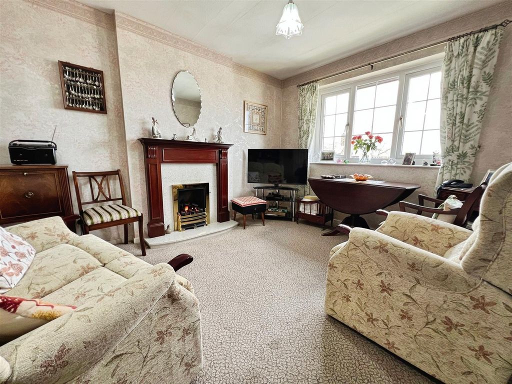 Property photo 2 of 15 Lounge