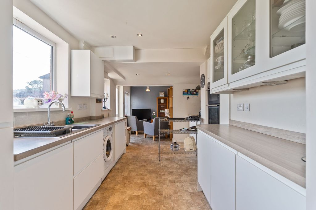 Property photo 2 of 25