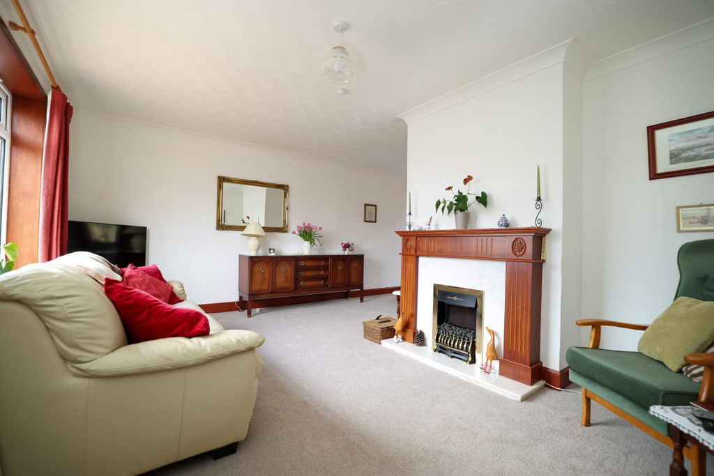 Property photo 2 of 27