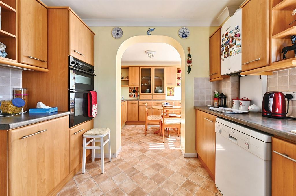 Property photo 3 of 17 3 Cookham Dene - Buckhurst Road - Tn401Ru - Photos