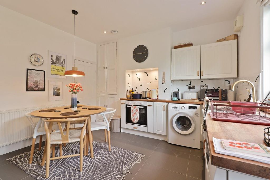Property photo 3 of 33 Kitchen