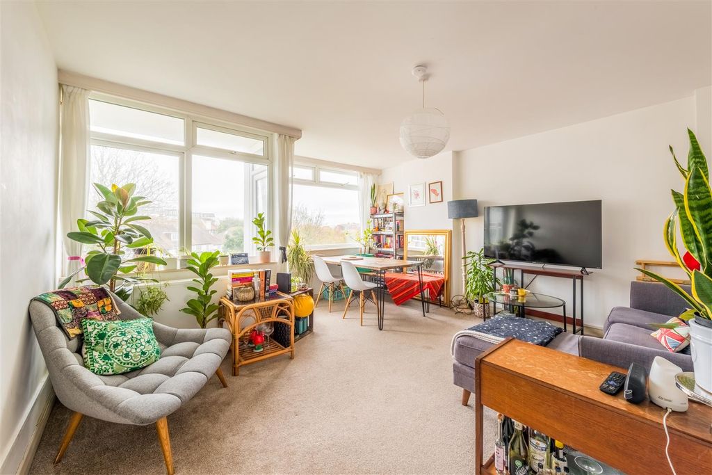 Property photo 3 of 22 Flat 18 Furze Hill Court-5.Jpg