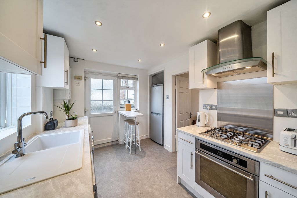 Property photo 3 of 14 1410293-11-698Dcf...