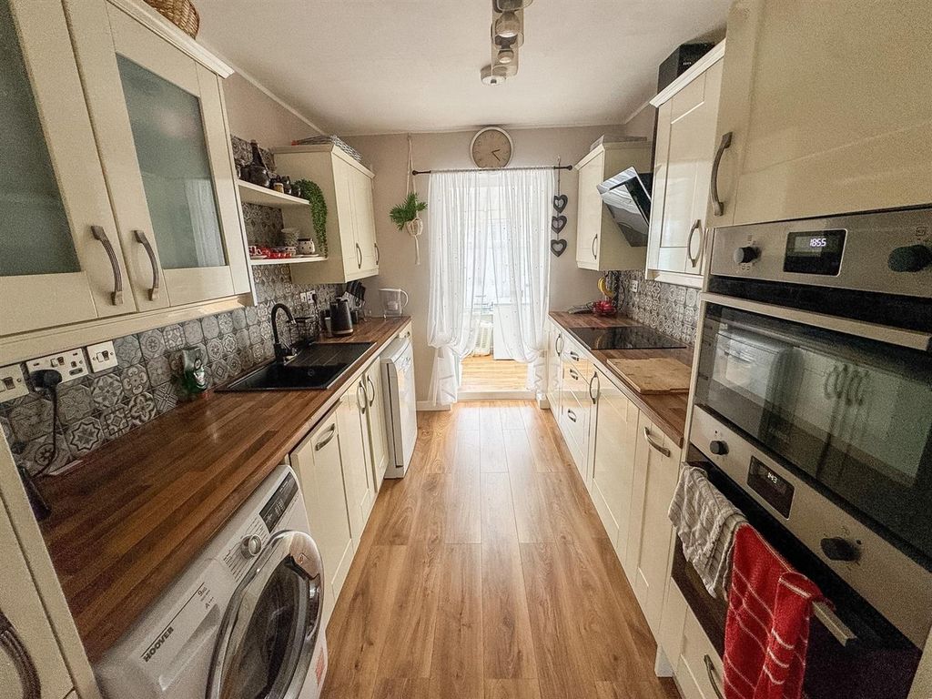 Property photo 3 of 17 Kitchen