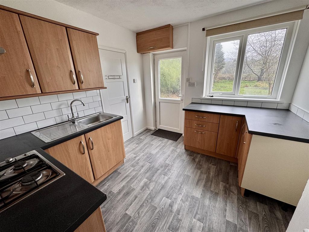 Property photo 3 of 11 Kitchen