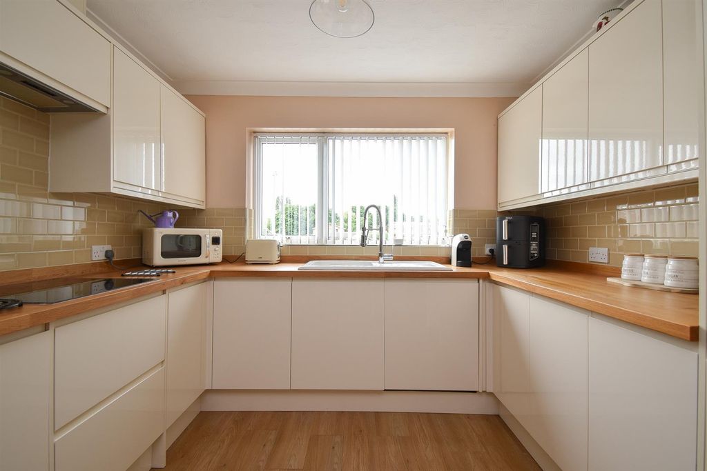 Property photo 3 of 18 Kitchen