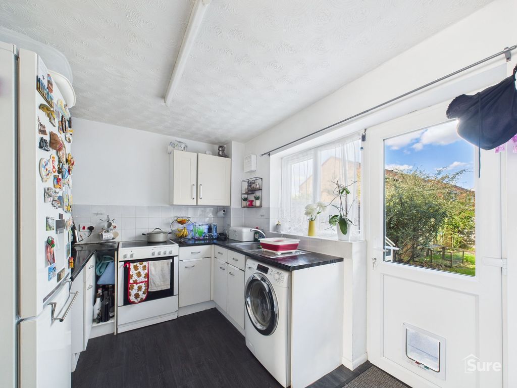 Property photo 3 of 9 Kitchen