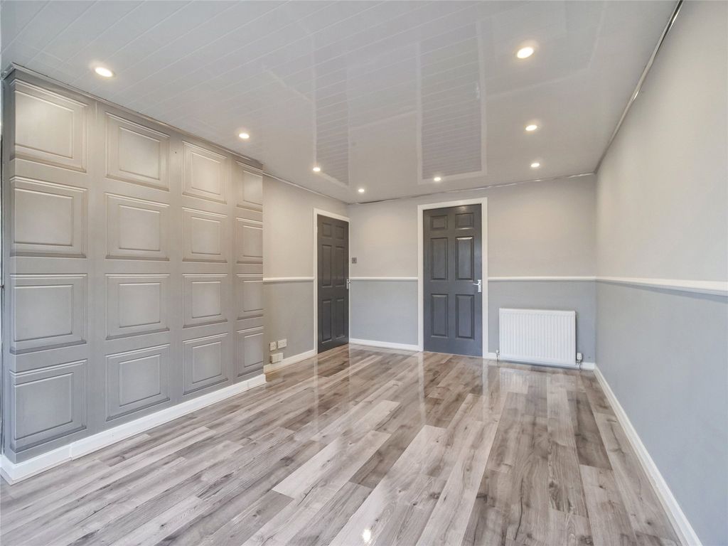 Property photo 2 of 21 Picture No. 15