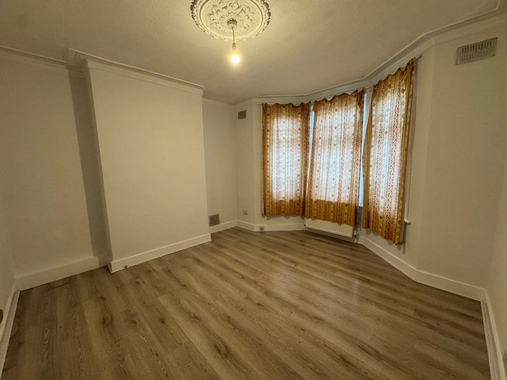 Property photo 3 of 8 Gallery