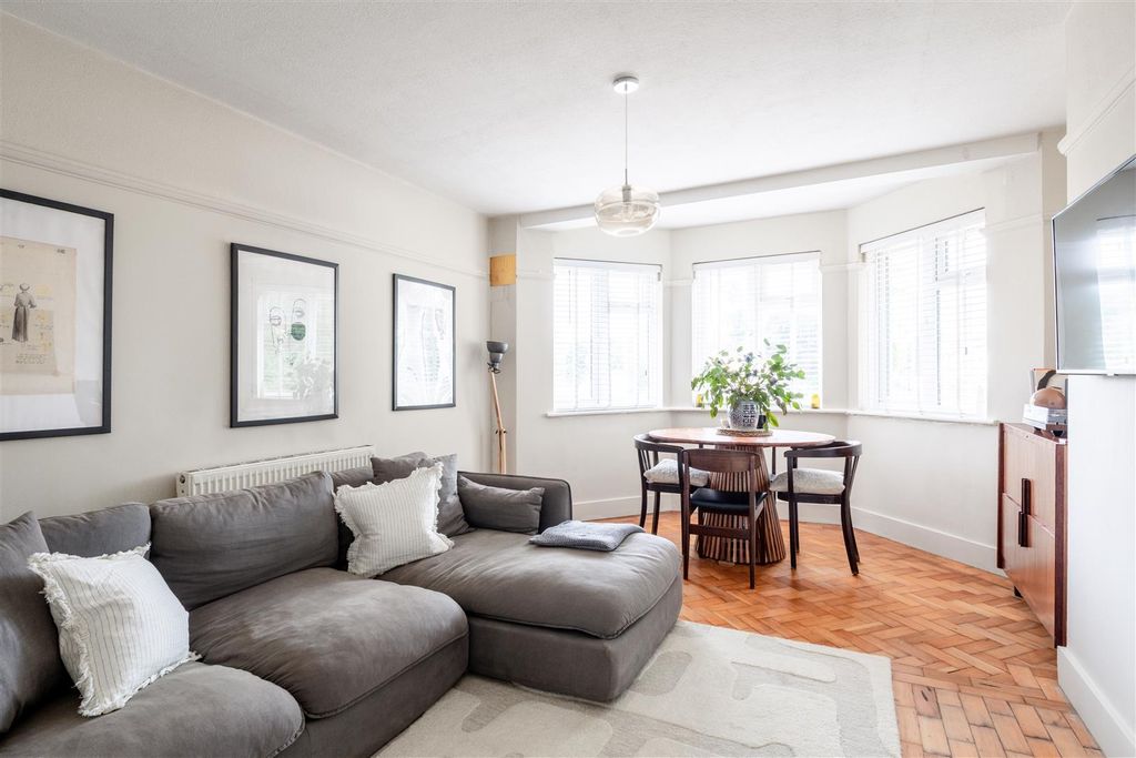 Property photo 1 of 9 12A Algar Close-2.Jpg