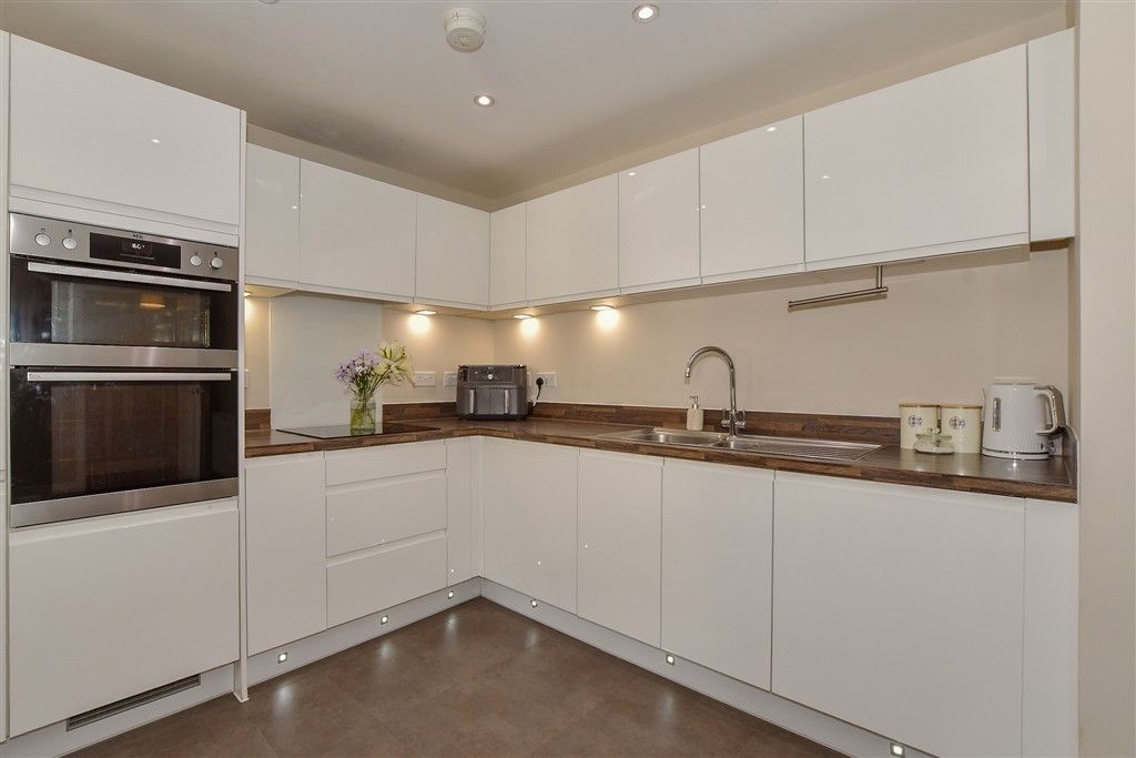 Property photo 3 of 10 Lounge/Kitchen