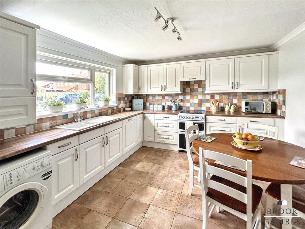 Property photo 3 of 12 01323 438506