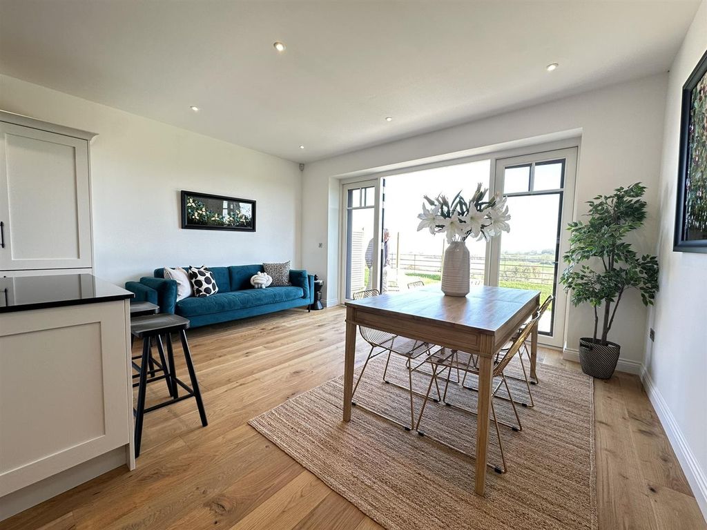 Property photo 2 of 19 Dining Area