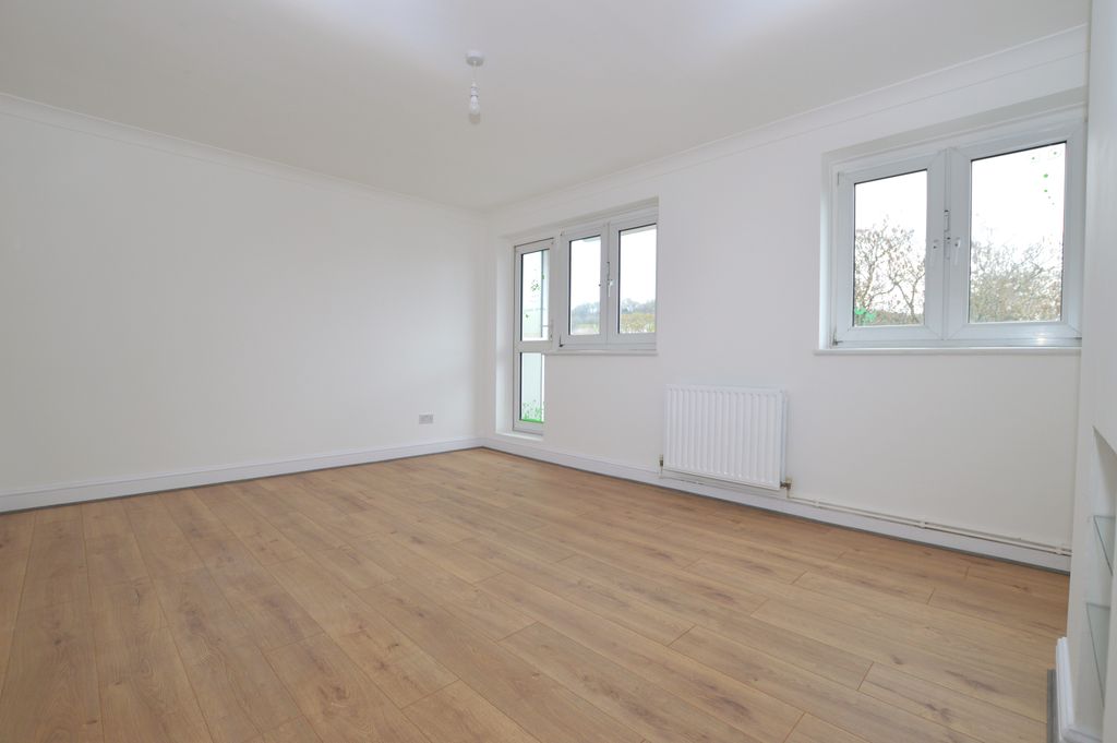 Property photo 3 of 13 Lounge