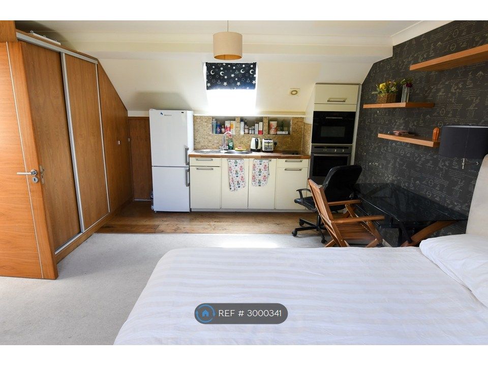 Property photo 1 of 9 Exclusive Studio Flat In House