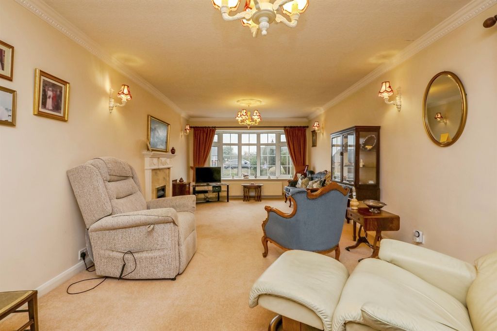 Property photo 3 of 13 Lounge