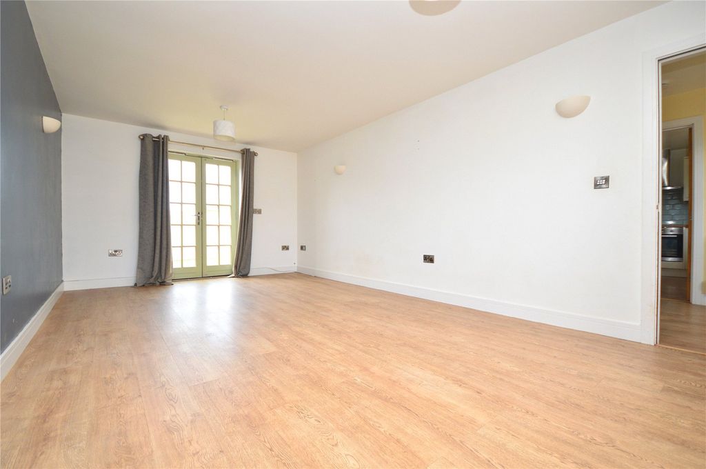 Property photo 2 of 18 Sitting Room