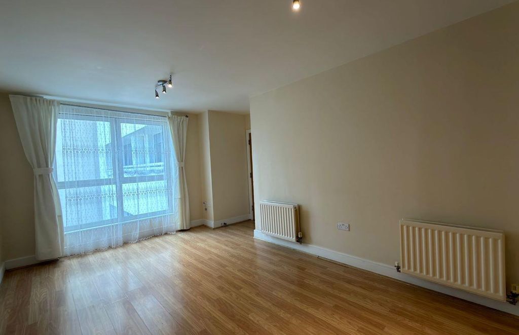 Property photo 2 of 7 2645317_Web_Medium.Jpg